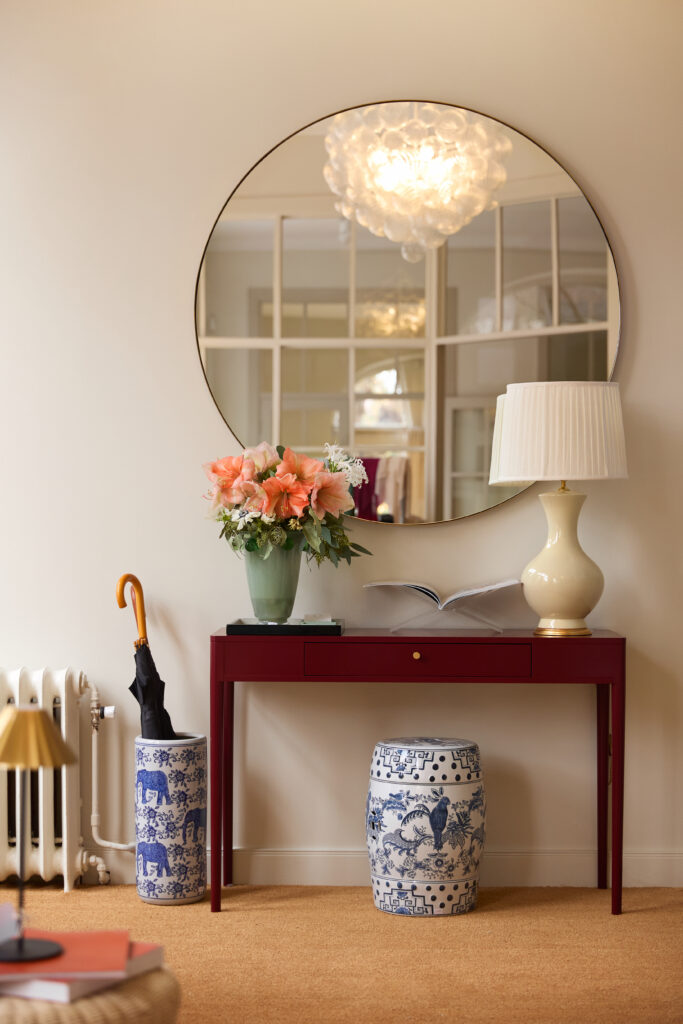 Elegant hallstyling med färgstarka accenter och klassiska detaljer – Caspar & Co:s tolkning av personlig entré