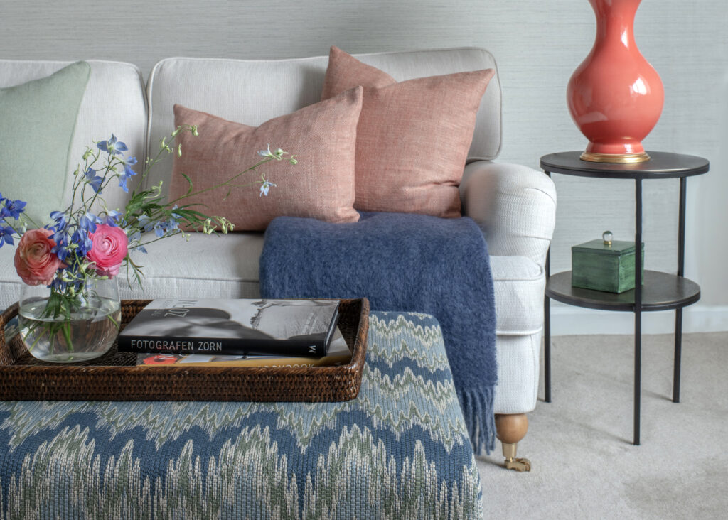 Styling av soffhörn med dova färgtoner och naturnära detaljer – Caspar & Co:s signaturstil med textil och färg